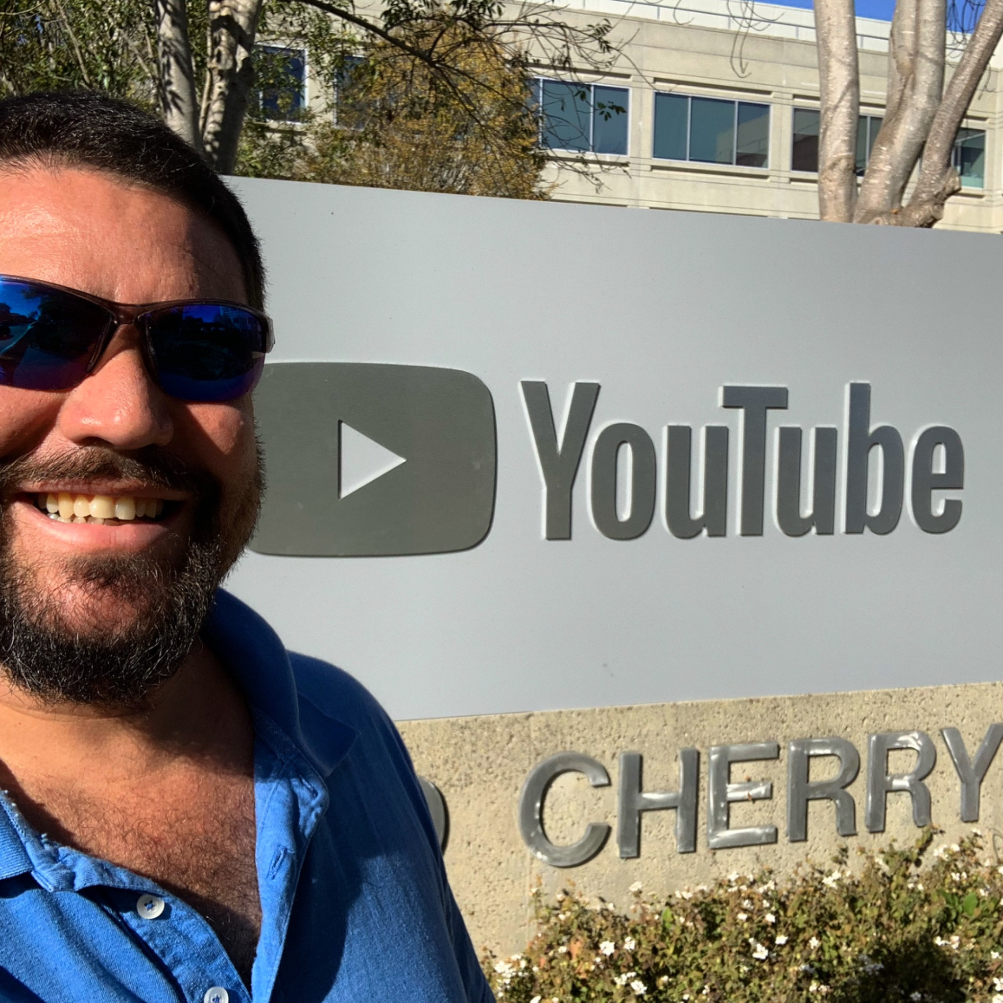Marco em frente ao YouTube