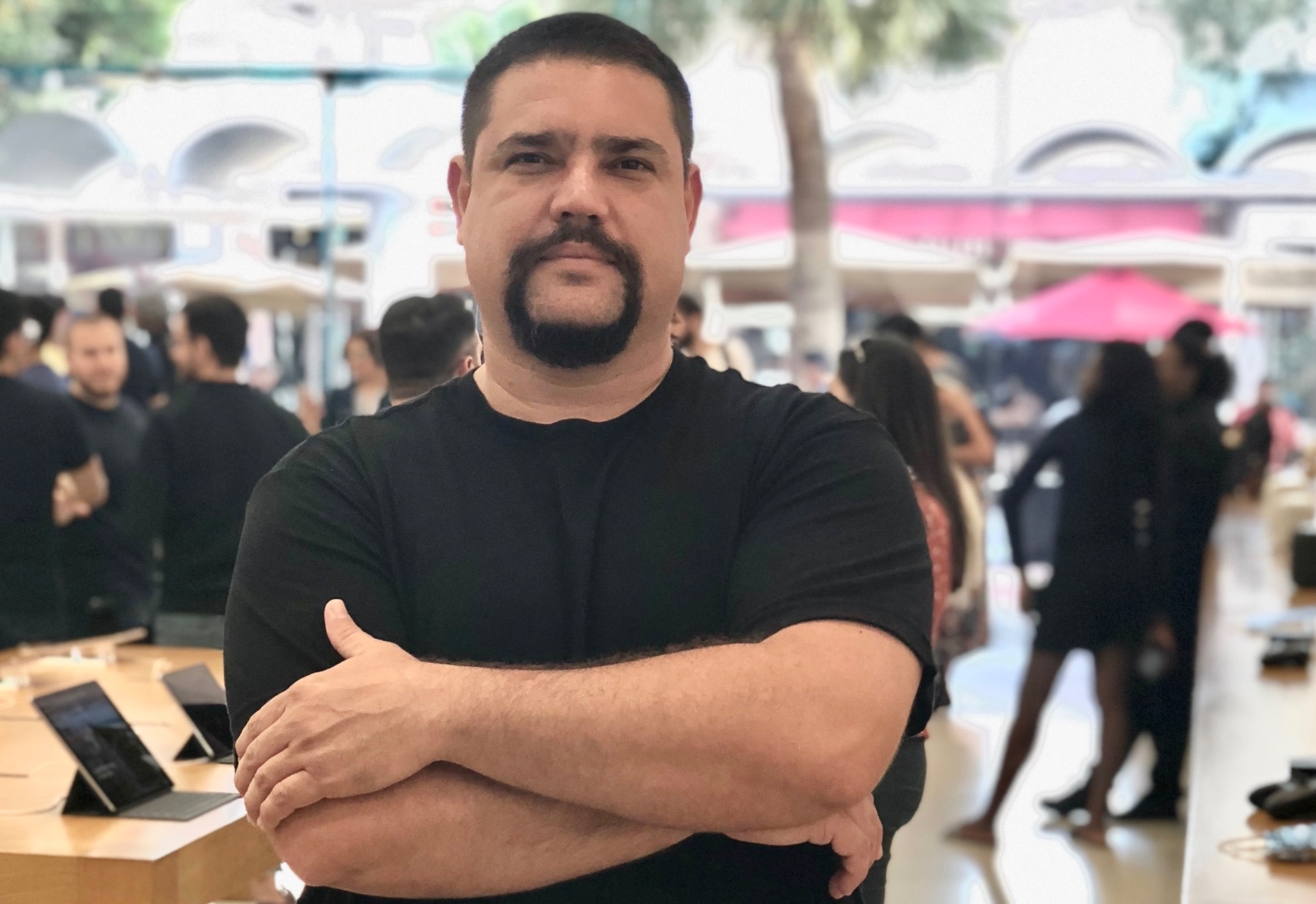 Marco em ambiente de tecnologia e varejo