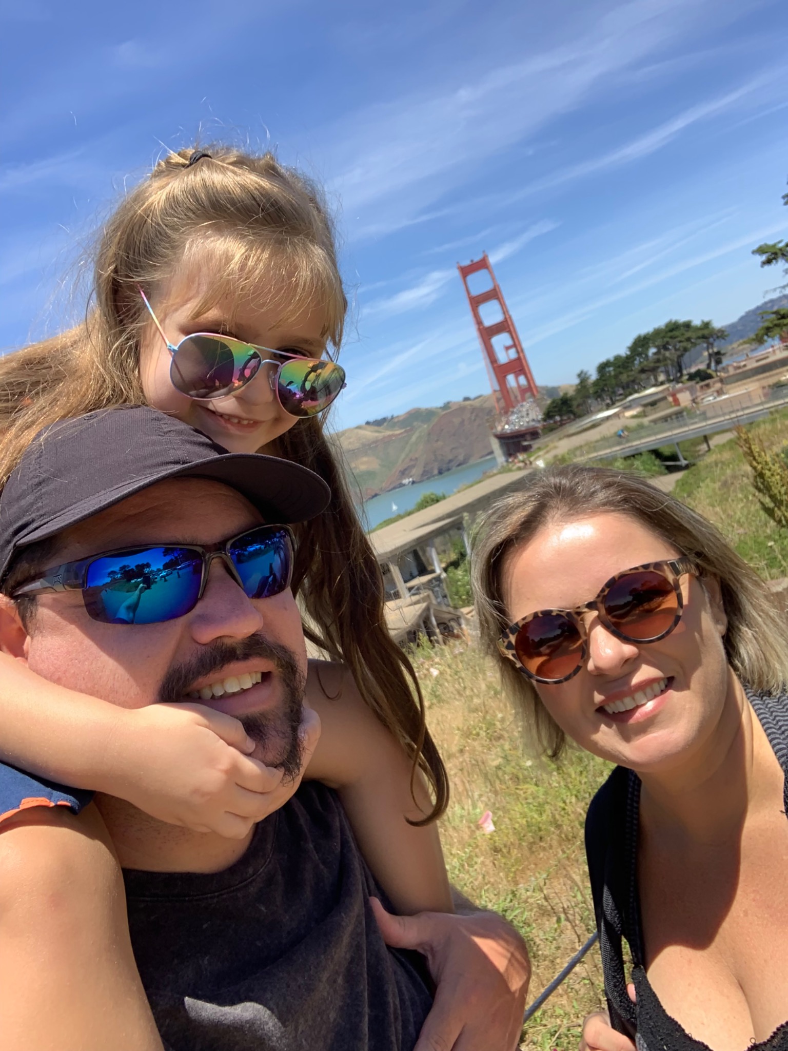 Marco Severiano com sua família diante da Golden Gate Bridge