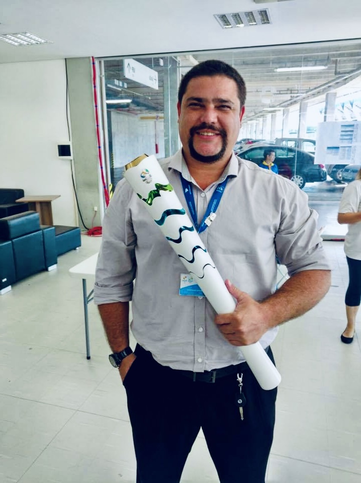 Marco Severiano com a tocha olímpica durante o Rio 2016