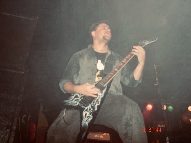 Marco tocando guitarra no palco