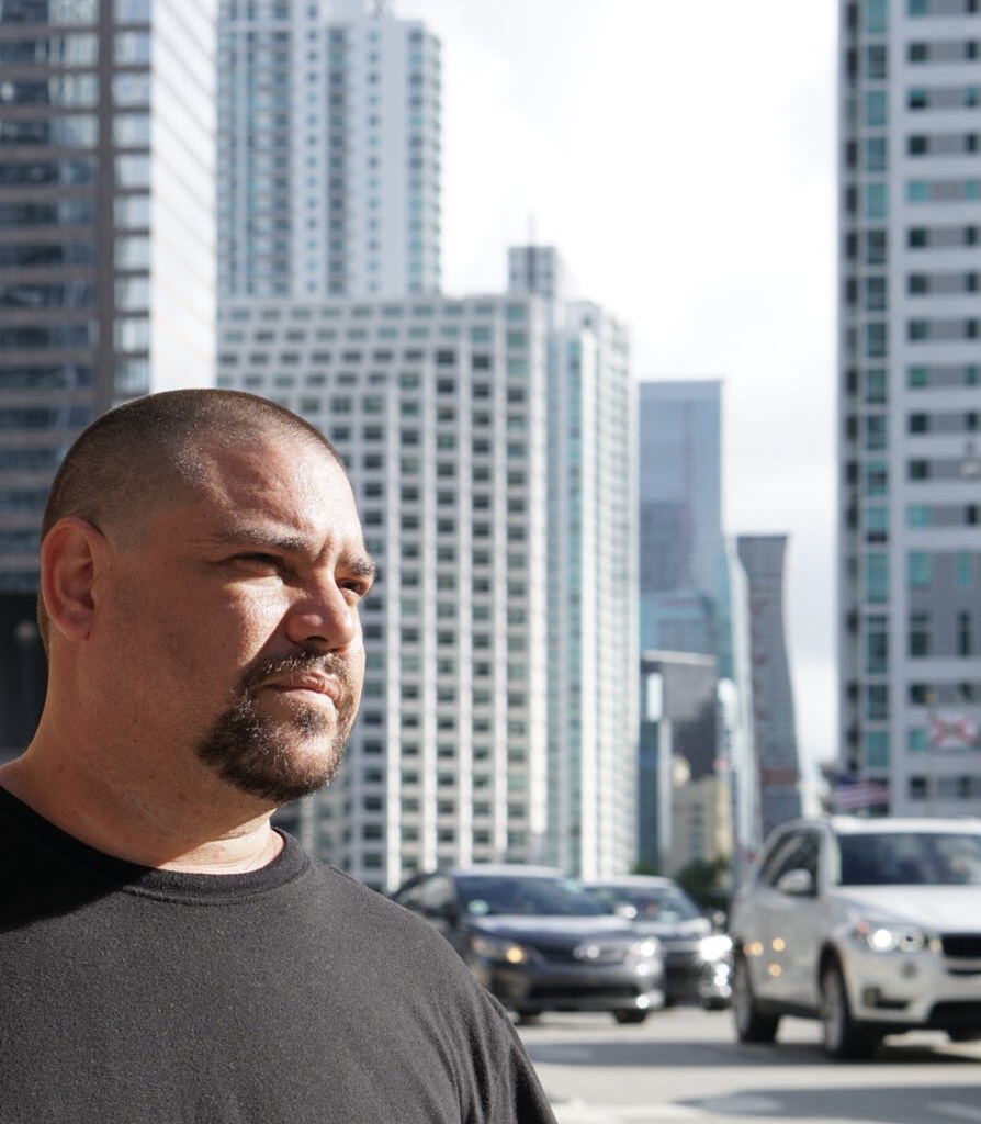 Marco Severiano em um ambiente urbano nos Estados Unidos